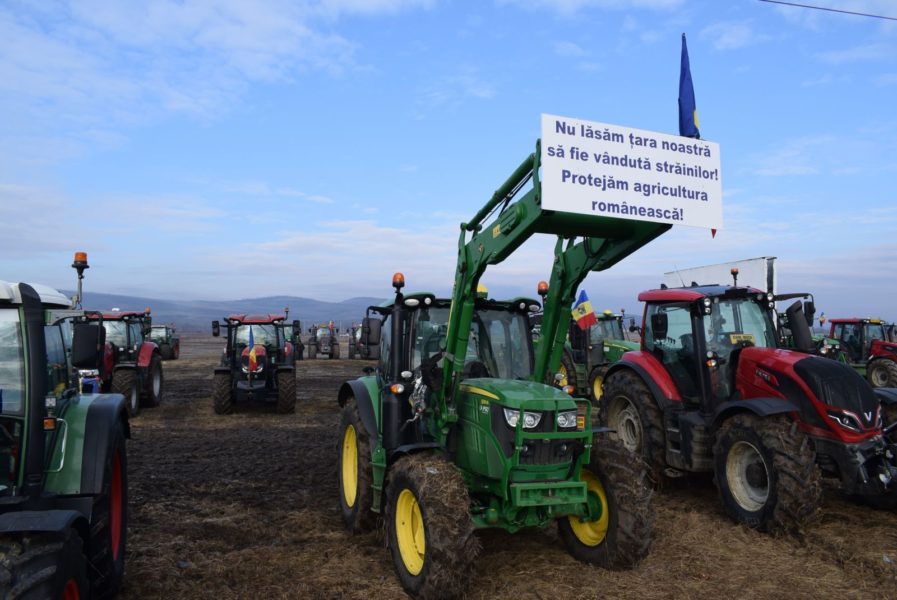 Fermierii mureșeni au continuat protestele pe un teren de lângă Aeroportul ‘Transilvania’, cu incursiuni pe E60