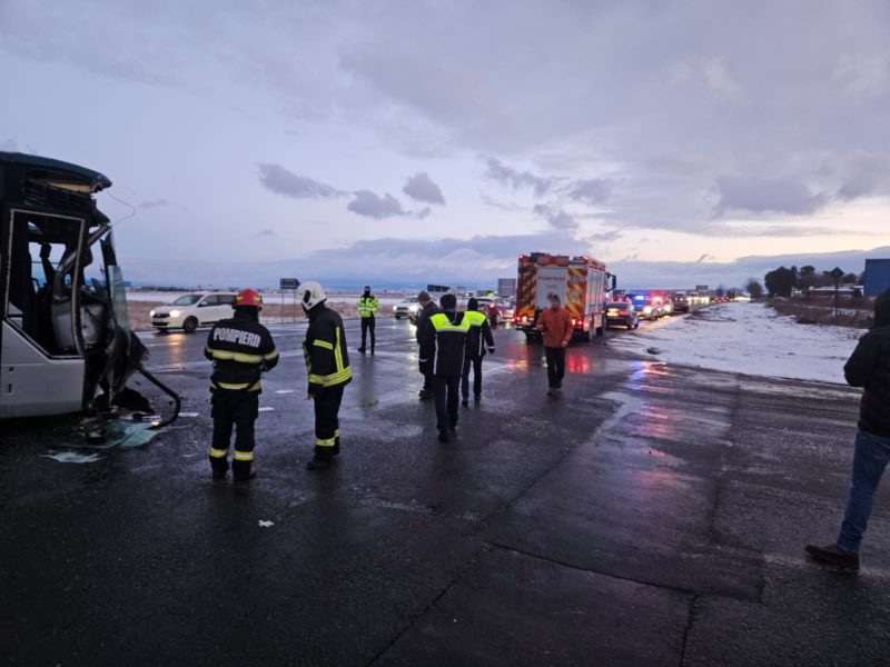 Două autobuze cu muncitori, implicate într-un accident, în județul Brașov
