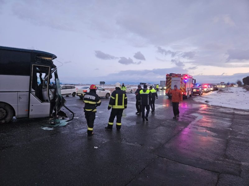 Şase persoane au ajuns la spital, în această dimineaţă, în urma unui accident dintre două autobuze pe şoseaua Cristianului