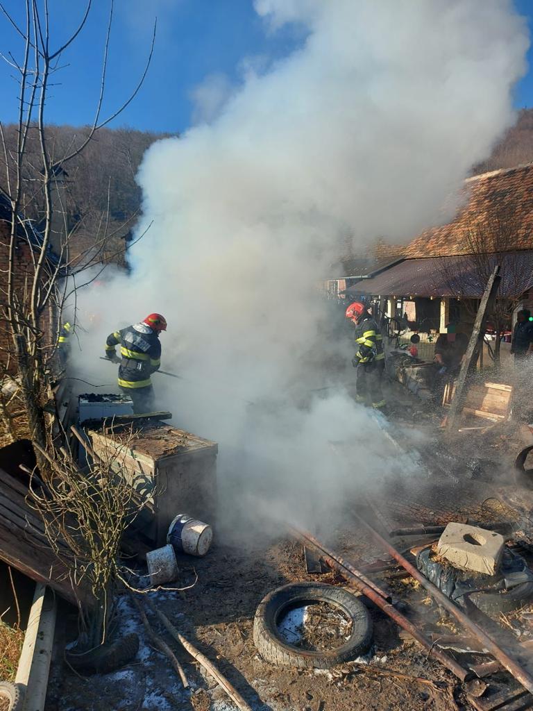 Două persoane intoxicate cu fum în urma unui incendiu produs la o locuință din Daneș, județul Mureș