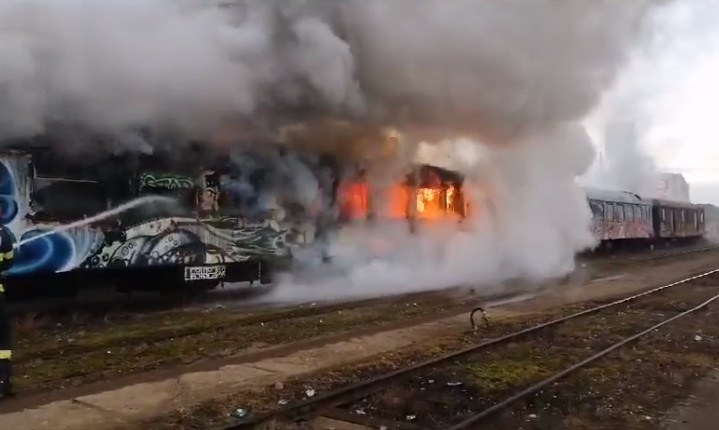 Două vagoane dezafectate, garate pe o linie secundară, au ars în această dimineață în Gara Cluj-Napoca
