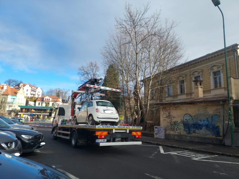 Zeci de mașini parcate neregulamentar, de Revelion, în Brașov, ridicate de serviciul specializat