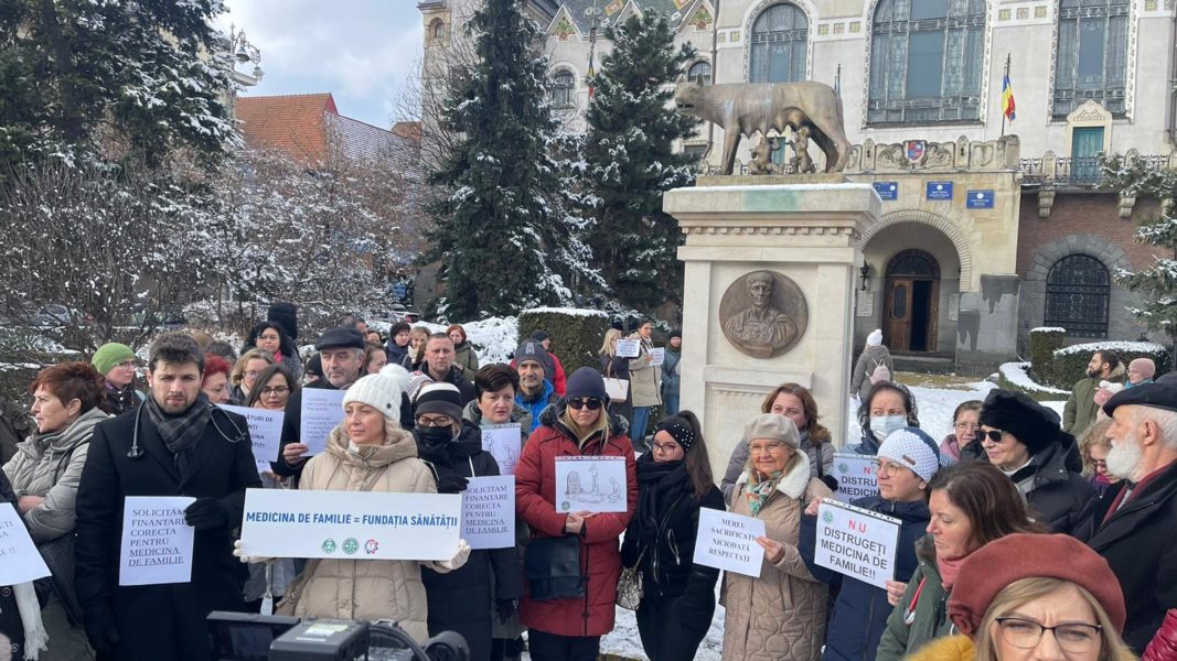 Medicii de familie mureșeni protestează în stradă împotriva propunerii de reducere a fondurilor