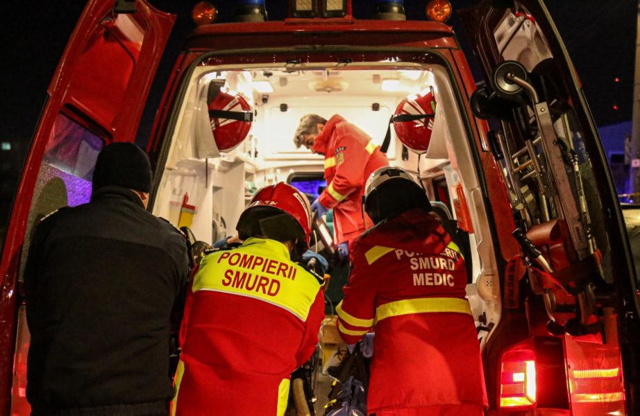 Cinci persoane au fost rănite după ce o tânără a intrat cu maşina în zidul unei clădiri