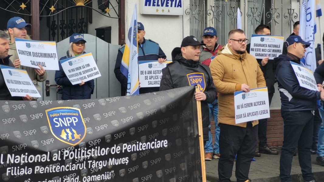 Poliţiştii afiliaţi la Sindicatul ‘Europol’, protest pentru plata unor restanţe Poliţiştii afiliaţi la Sindicatul ‘Europol’, protest pentru plata unor restanţe