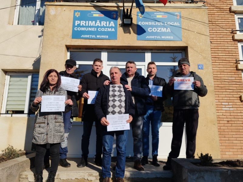 Peste 500 de angajați din comunele mureșene au intrat astăzi în grevă Peste 500 de angajați din comunele mureșene au intrat astăzi în grevă