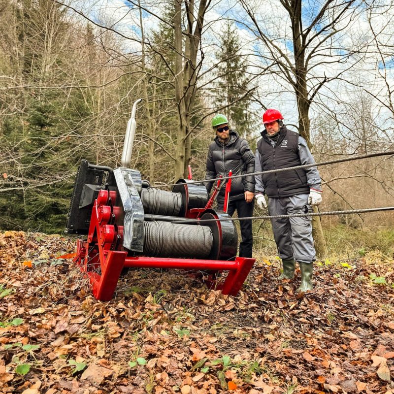 Funiculare produse de IRUM Reghin, folosite la hrănirea urșilor Funiculare produse de IRUM Reghin, folosite la hrănirea urșilor