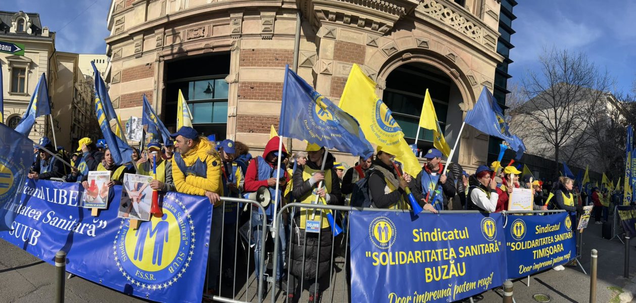 Sute de membri ai Federaţiei „Solidaritatea Sanitară” au pichetat sediile Ministerelor Sănătăţii şi Muncii Sute de membri ai Federaţiei „Solidaritatea Sanitară” au pichetat sediile Ministerelor Sănătăţii şi Muncii