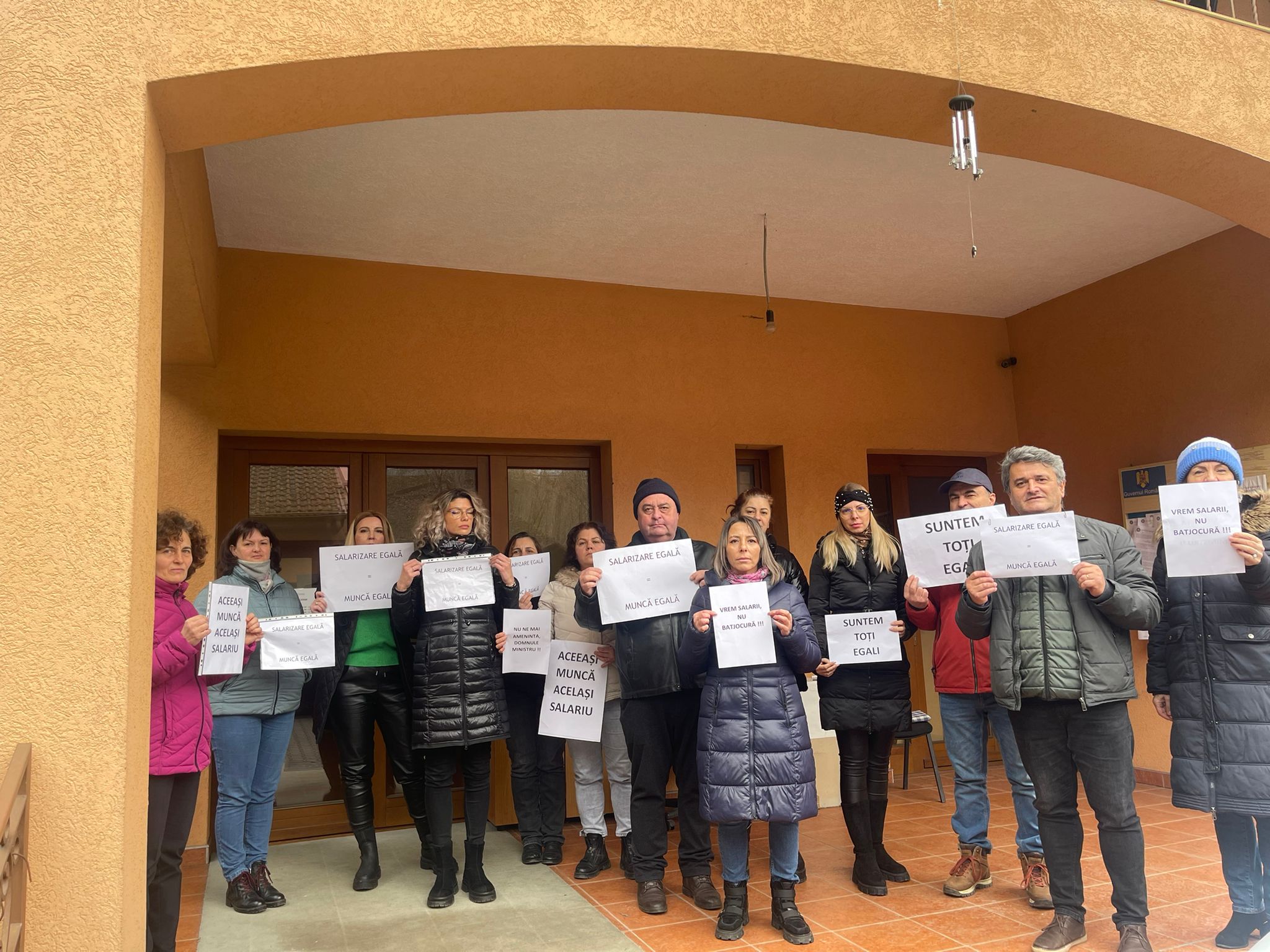 Angajații Agenției pentru IMM-uri din Tg. Mureș protestează la această oră