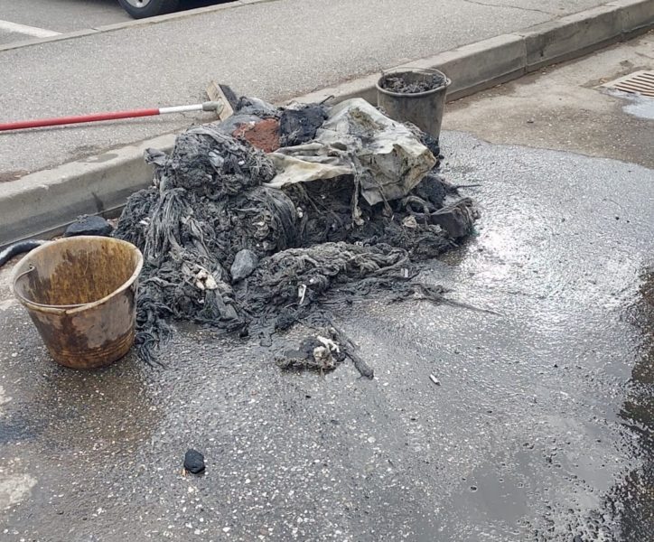 Pagube de sute de mii de lei provocate de covăsnenii care aruncă deșeuri în sistemului de canalizare
