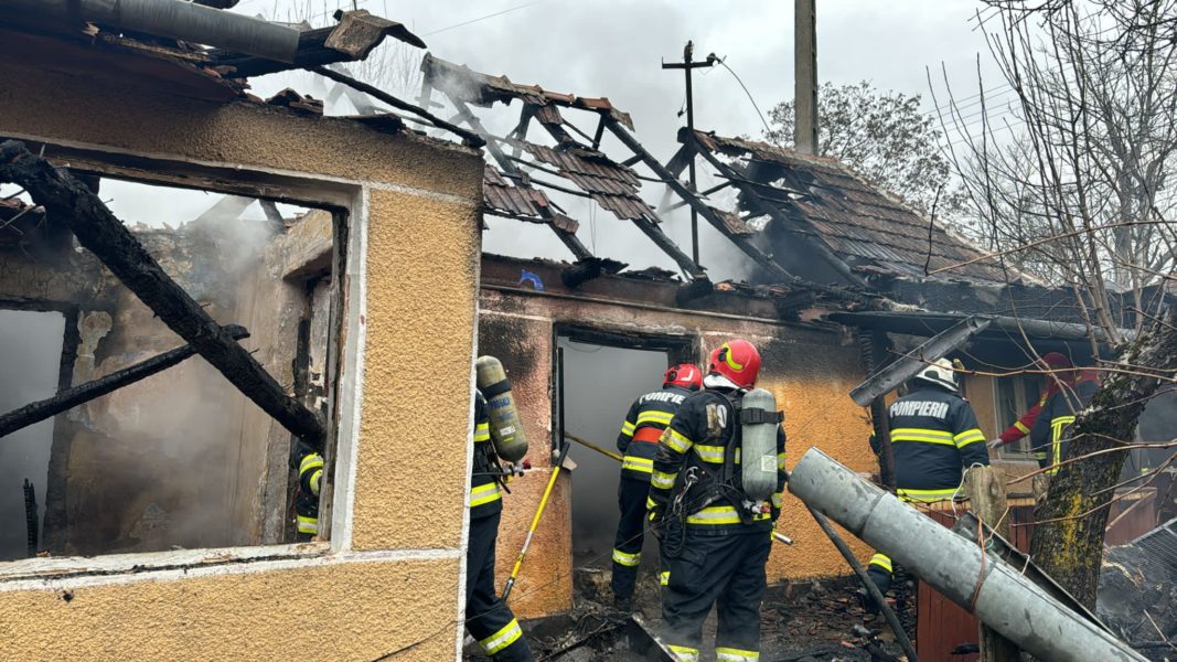Incendiu la o casă de locuit din județul Mureș