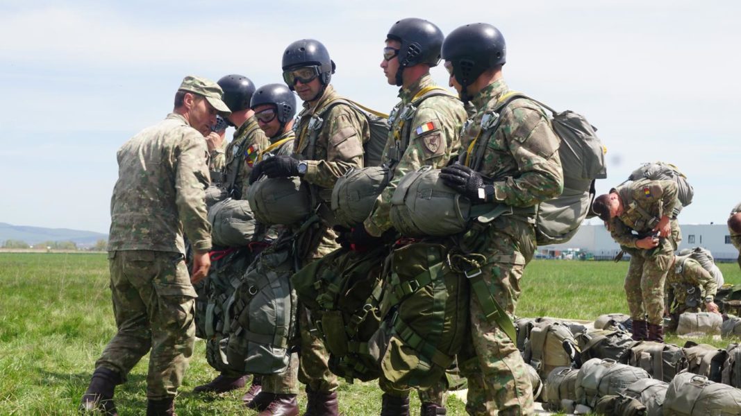 MApN recrutează civili pentru trupele parașutiști comando