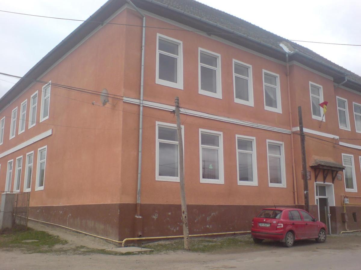 Tavanul unei clase de la școala din Alămor, județul Sibiu, s-a prăbușit. 4 elevi sunt răniți ușor Tavanul unei clase de la școala din Alămor, județul Sibiu, s-a prăbușit. 4 elevi sunt răniți ușor