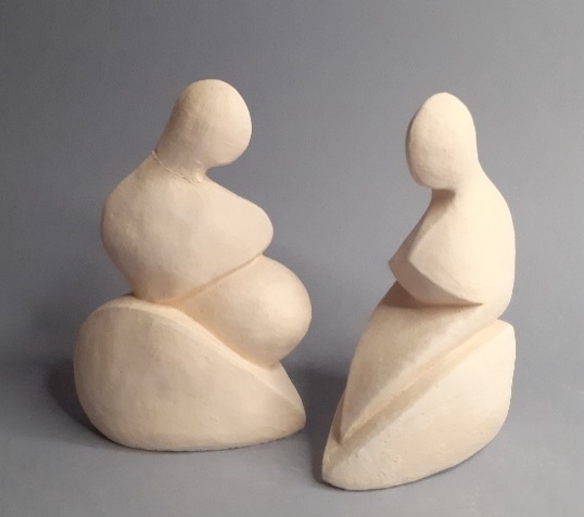 Sculpturi inspirate din arta preistorică, prezentate în cadrul expoziţiei virtuale a Muzeului Carpaţilor Răsăriteni