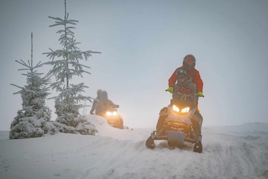 Doi tineri rătăciţi în zona vârfului Saca Mare au fost găsiţi de salvamontiştii mureșeni