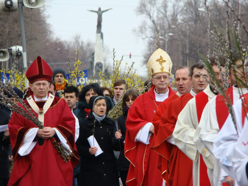 Credincioşii romano-catolici sărbătoresc astăzi Floriile