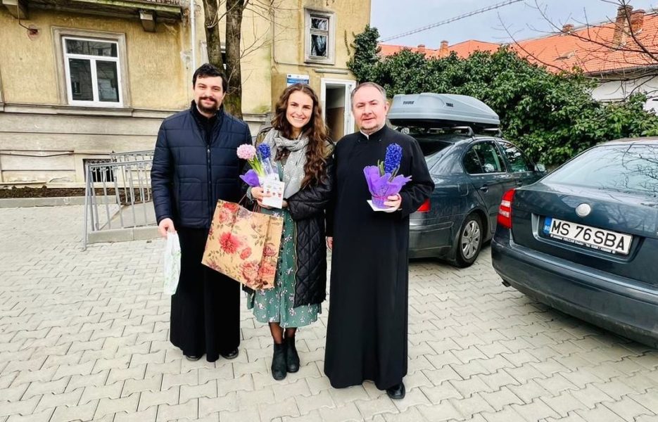 Comunitatea ”Sf. Ana”, flori și consumabile pentru pacientele de la Maternitatea Veche Comunitatea ”Sf. Ana”, flori și consumabile pentru pacientele de la Maternitatea Veche