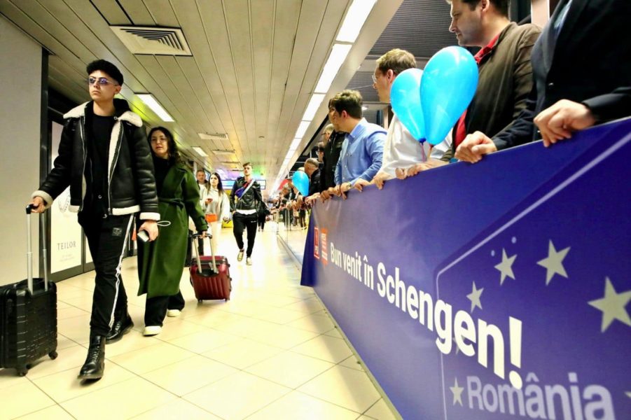 Persoanele care efectuează zboruri către sau dinspre state membre Schengen nu vor mai trebui să treacă prin controlul de frontieră