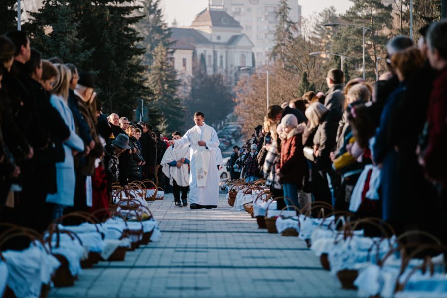 Câteva mii de persoane, la ceremonialul de sfinţire a bucatelor de Paştele Catolic de la Miercurea-Ciuc