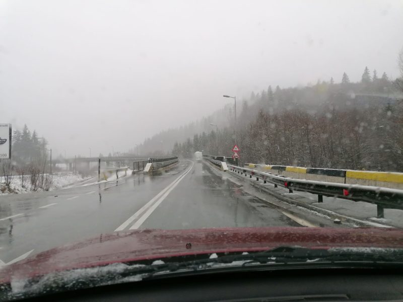 Atenție șoferi! Ninge în mai multe zone montane