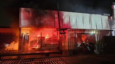 Incendiu la o hală de confecţii metalice, în Brașov