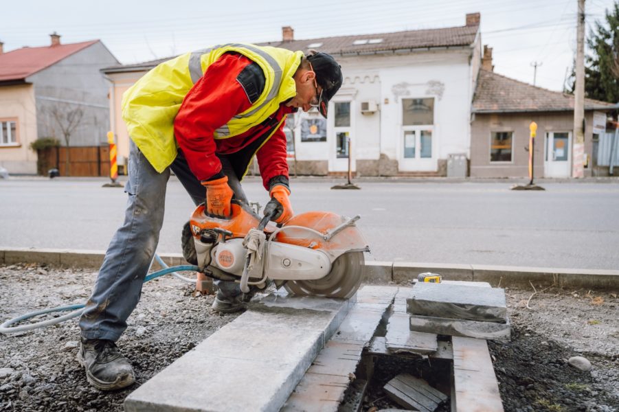 Nou tronson pentru refacerea pavajelor și bordurilor pe strada Gheorghe Doja din Târgu Mureș