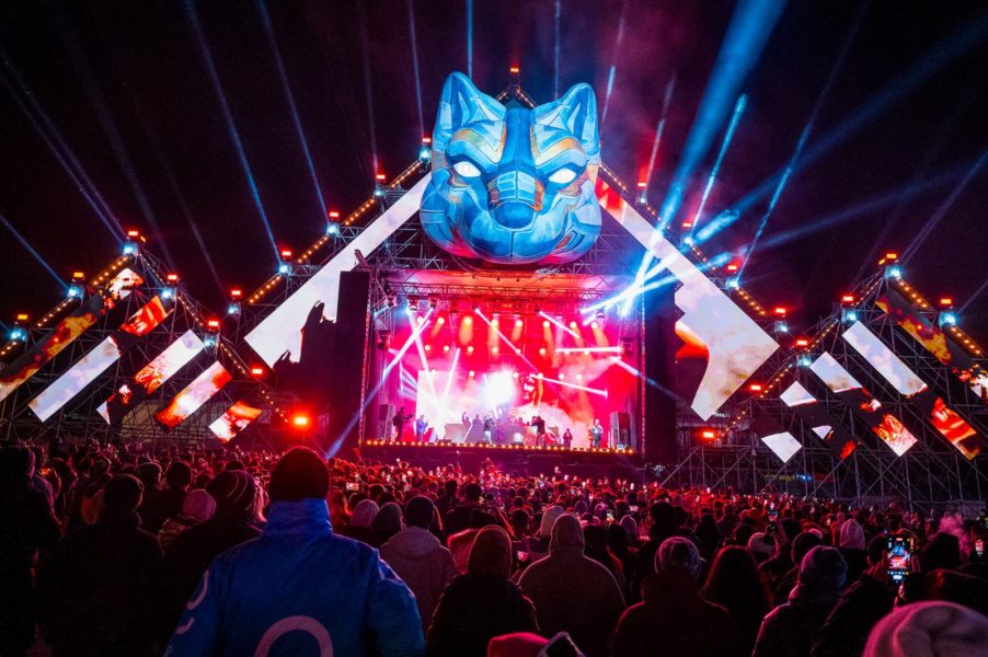 Festivalul Massif a debutat joi seară, în Poiana Brașov; cap de afiș la scena principală a fost artistul internațional Mahmut Orhan