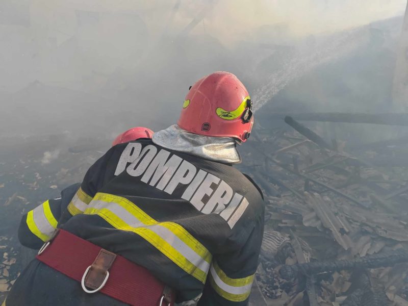 Trei persoane, între care și un minor, au suferit arsuri în urma unui incendiu produs în Harghita Trei persoane, între care și un minor, au suferit arsuri în urma unui incendiu produs în Harghita