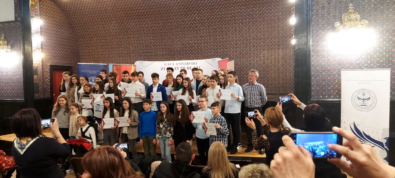 Cei mai buni elevi mureșeni premiați de ,,Zi de zi” Cei mai buni elevi mureșeni premiați de ,,Zi de zi”