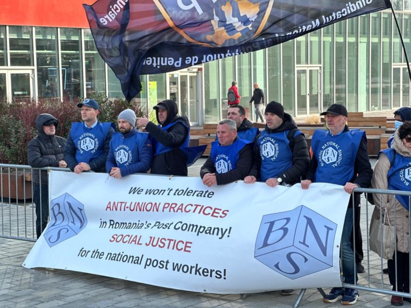 Sindicaliștii din Poșta Română protestează în fața sediului unde are loc Congresul PPE