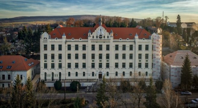 S-a finalizat consolidarea şi punerea în siguranţă a internatului de la Odorheiu Secuiesc, al cărui perete s-a prăbuşit, iar doi elevi și-au pierdut viața