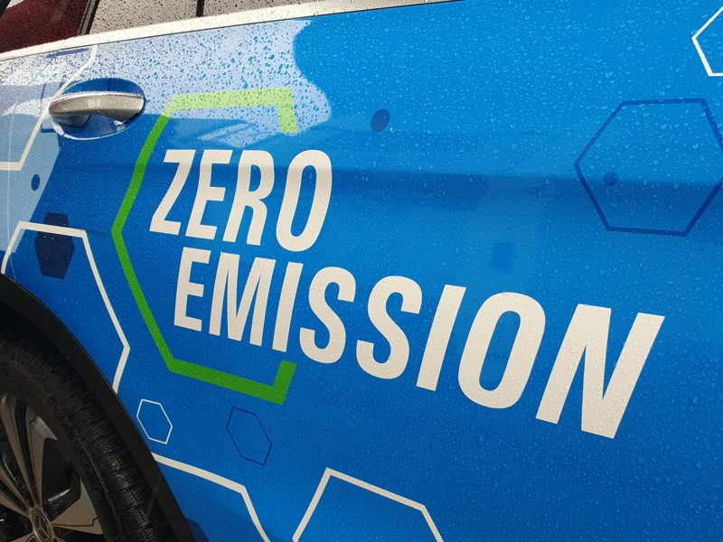 Segmentul maşinilor electrice şi hibrid a deţinut în luna septembrie o cotă record de 64% din piaţa românească