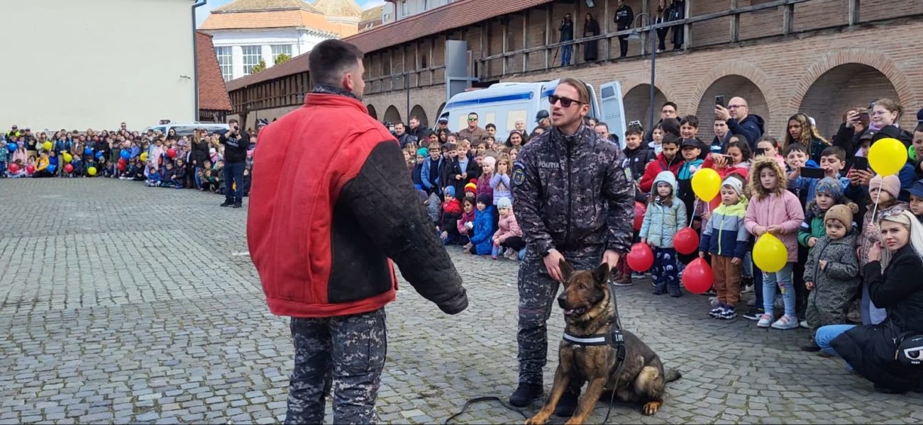 Căţelul Lord, preferatul copiilor la Ziua Poliţiei de la Târgu Mureş Căţelul Lord, preferatul copiilor la Ziua Poliţiei de la Târgu Mureş