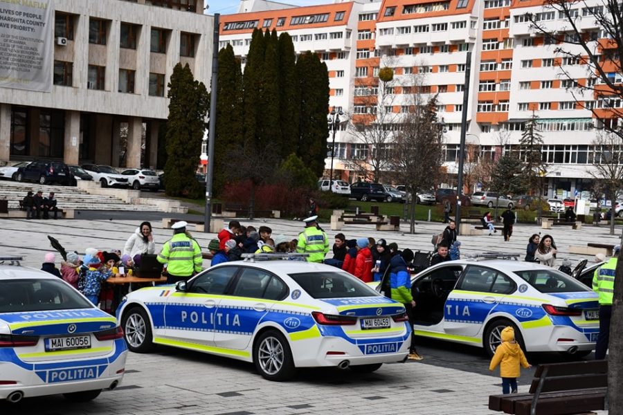 Sute de copii, în centrul municipiului Miercurea Ciuc, la activităţile de marcare a Zilei Poliţiei Române