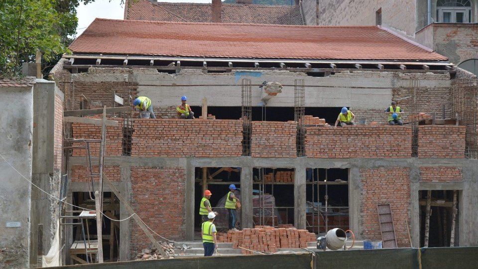 Renovat complet, fostul Cinematograf Popular din Brașov aşteaptă ziua în care va fi deschis