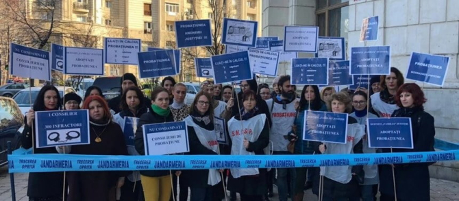 Sindicatul Național al Consilierilor din Serviciile de Probațiune din România, afiliat PUBLISIND, protestează de la această oră, în Piața Victoriei.