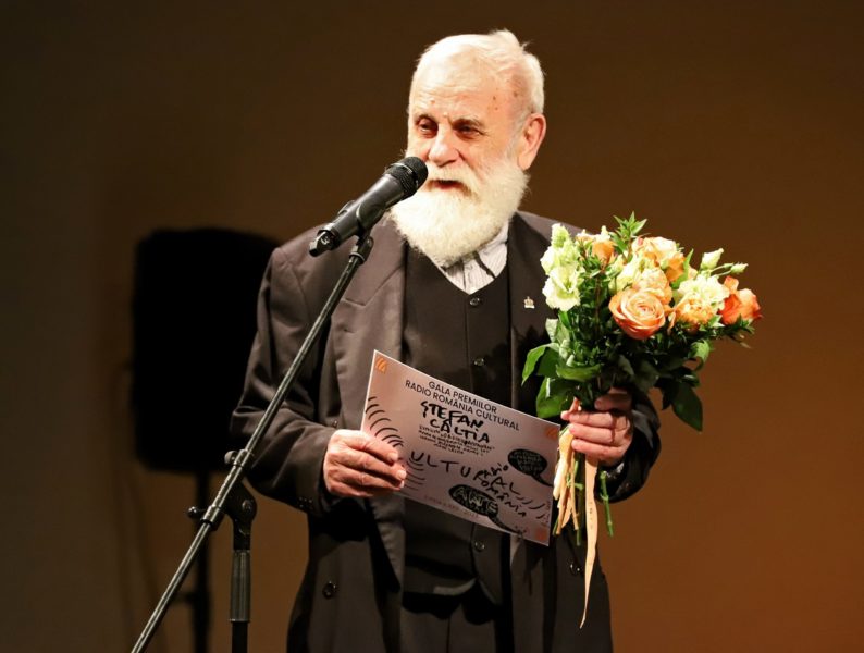 Ștefan Câlția desenează diplomele Galei Premiilor Radio România Cultural