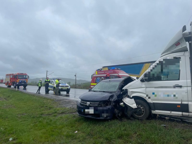 Pompierii militari din Sighișoara au intervenit în ultima oră la un accident de circulație produs pe E60, între Vânători și Saschiz