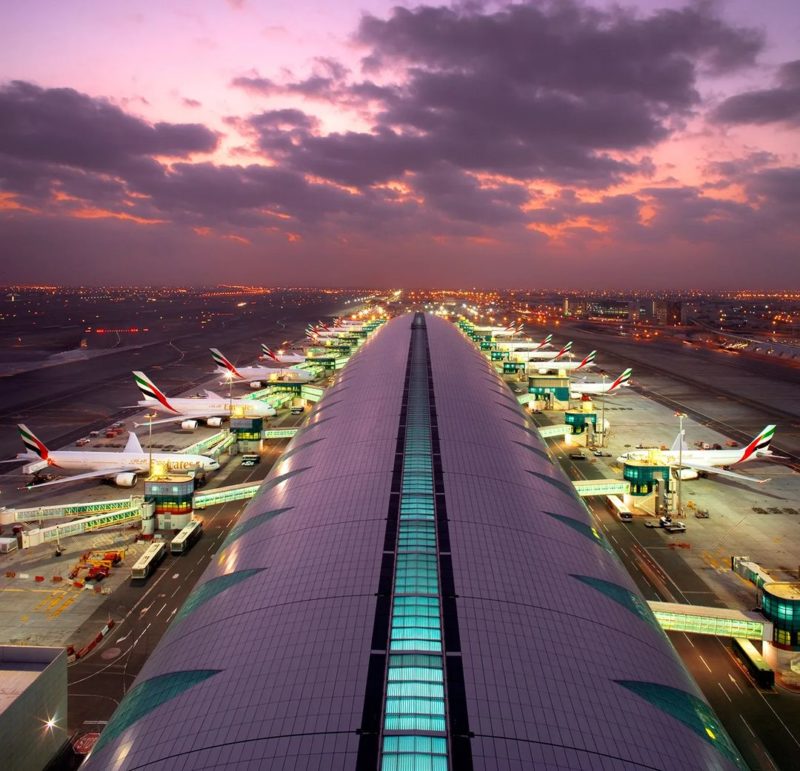 Două grupuri de români sunt blocate pe Aeroportul Internațional din Dubai