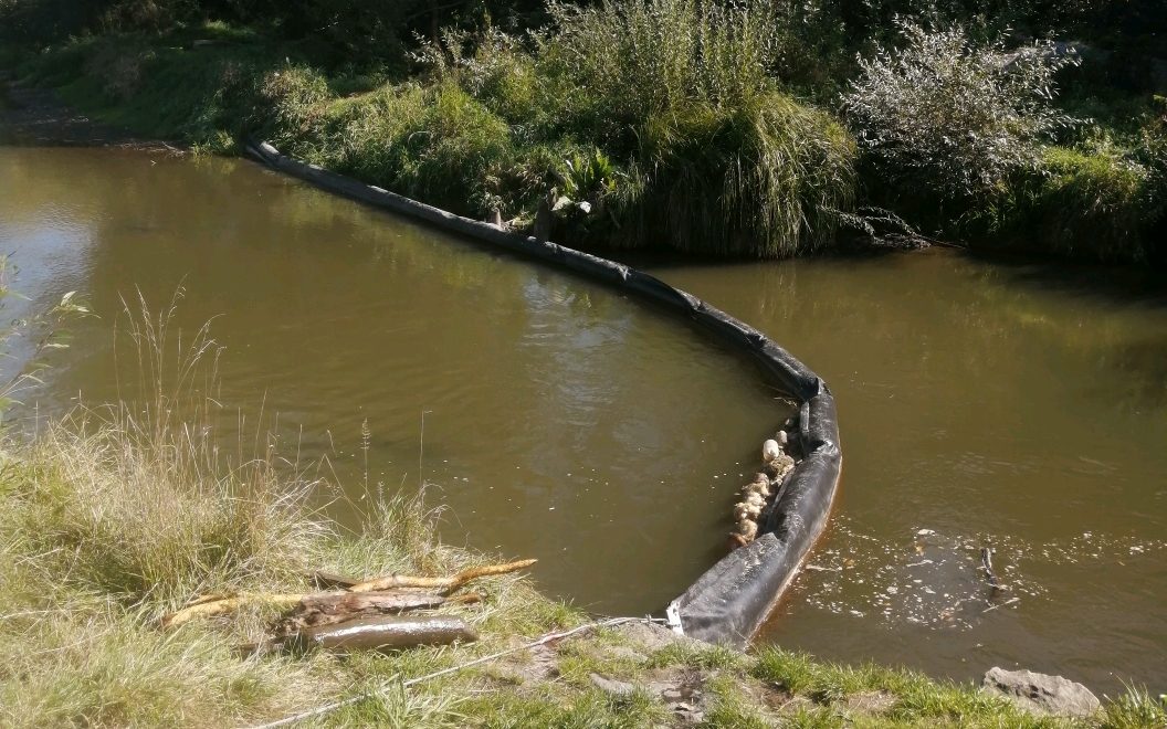 Bariera plutitoare pentru colectarea deşeurilor de râul Olt predată Primăriei Sf Gheorghe