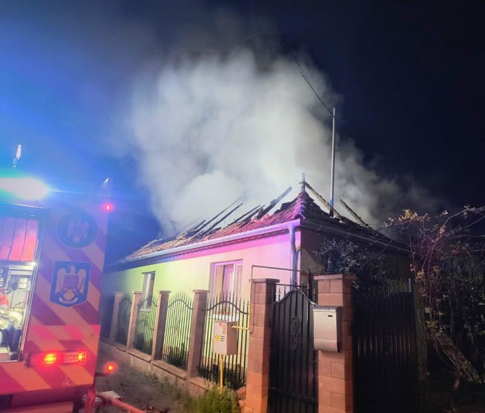 Casă mistuită de flăcări în localitatea mureșeană Albești
