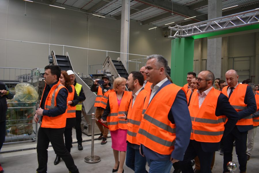 La Braşov a fost inaugurat un nou centru regional de sortare a ambalajelor returnabile