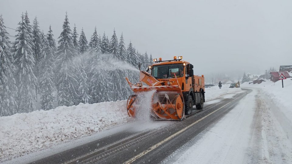 Drumarii intervin cu echipaje de deszăpezire în mai multe zone din ţară unde ninge viscolit de aseară