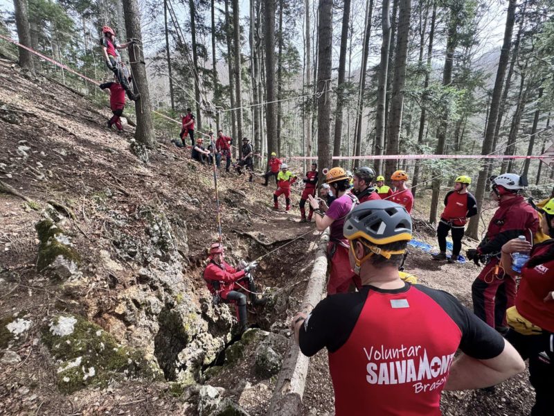 Primul exerciţiu regional salvaspeo organizat ieri, în Avenul Groapa de Aur din Masivul Postăvaru