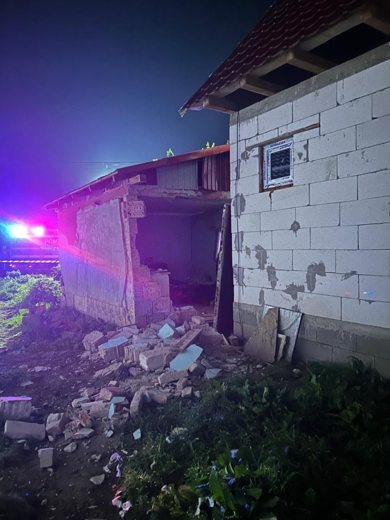 Explozie neurmată de incendiu la o casă din localitatea mureșeană Deaj. O femeie a fost rănită