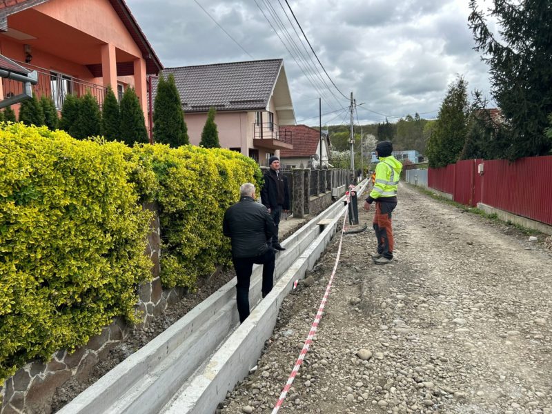 Au început lucrările la cel mai mare proiect de asfaltare dintr-o comună mureșeană Au început lucrările la cel mai mare proiect de asfaltare dintr-o comună mureșeană