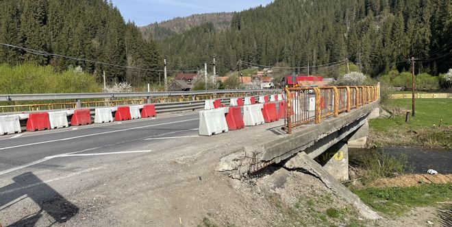 Podul degradat din comuna harghiteană Corbu, un pericol pentru siguranţa pietonilor și a participanţilor la trafic