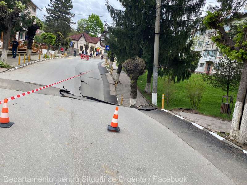 Stradă surpată la Slănic: 20 de persoane, evacuate preventiv Stradă surpată la Slănic: 20 de persoane, evacuate preventiv