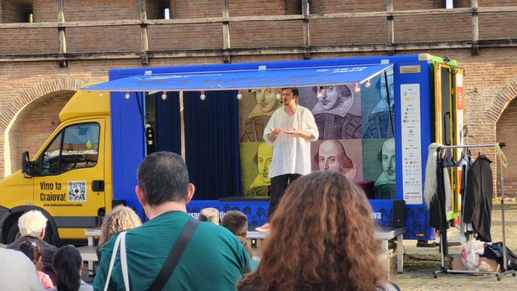 Caravana Shakespeare popas în 30 de oraşe printre care şi Târgu Mureş