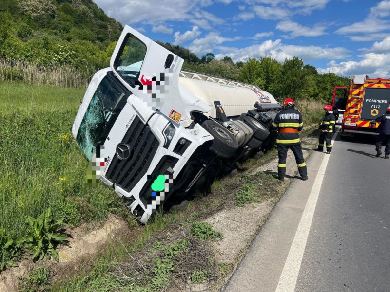 Trafic îngreunat din cauza unui camion care s-a răsturnat în județul Mureș